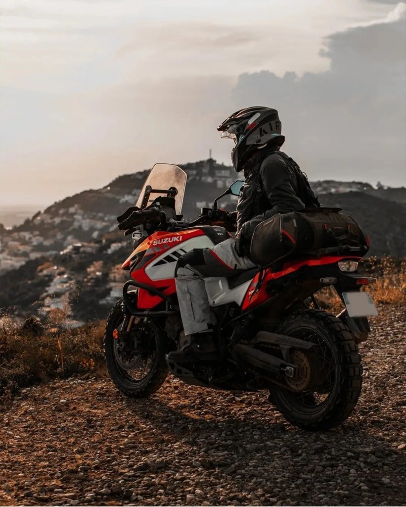 Moto Suzuki en las montañas